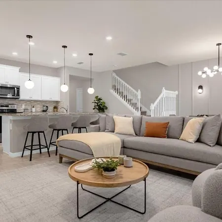 5 Bedrooms- 4,5 Bathrooms- Windsor Island4070 La